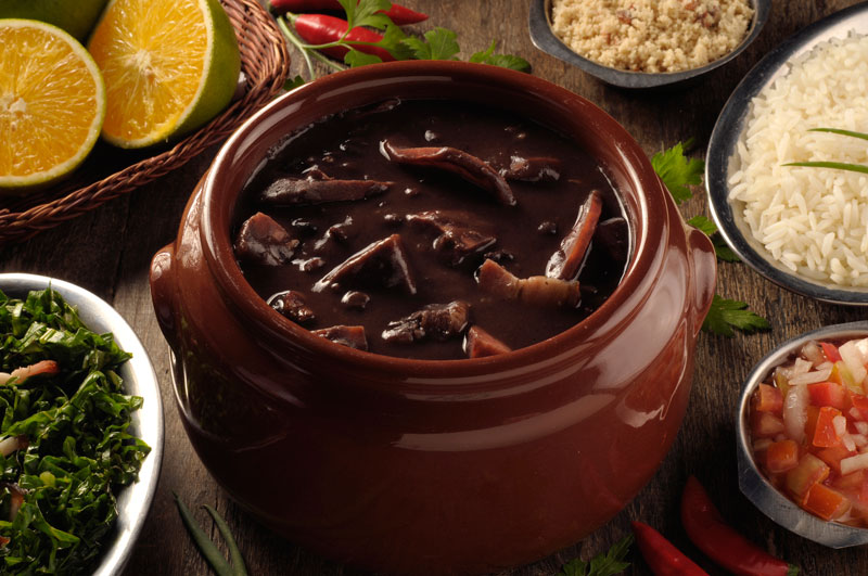 Buffet de Feijoada nas Quartas e Sbados voc aprecia no Happy Burger Restaurant no Alto da Xv em Curitiba