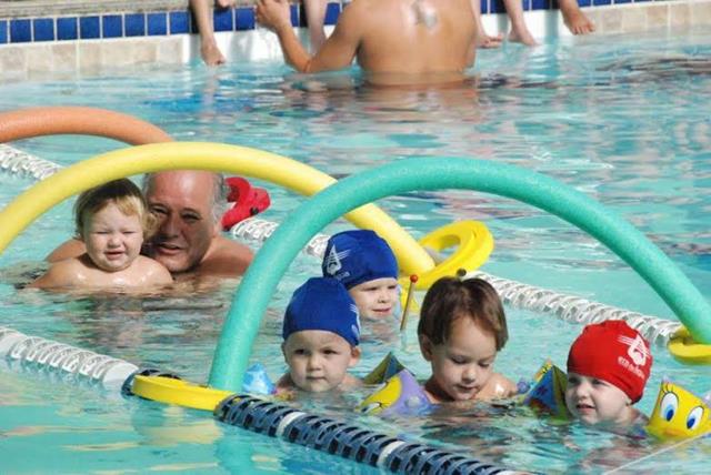 Aula de natao infantil no Belvedere