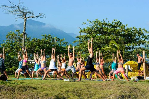 Aula de Yoga na Praia em Caraguatatuba.